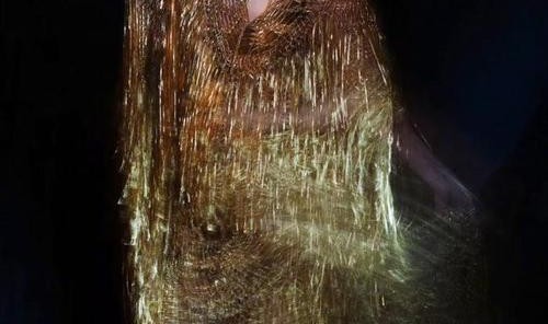 时尚芭莎90秒 ｜年末Party之：“战袍”精选