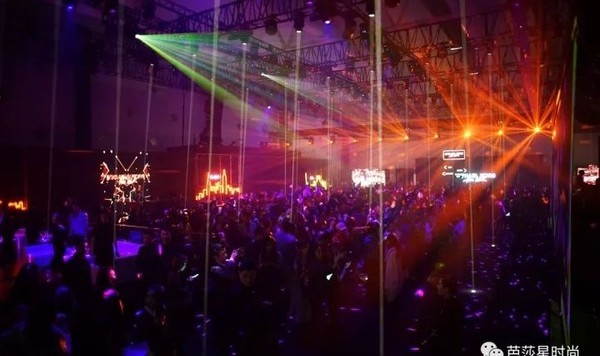 赵又廷又被杨幂测试自拍神功，林允直播喊着吃美食，这场party有点嗨！