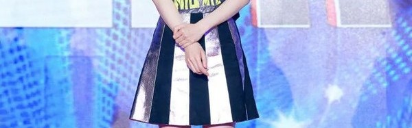 杨幂和超越穿迷你裙秀腿，还顺便秀了把细腰这是什么操作？