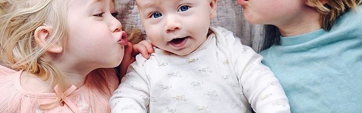 养了6只猫狗3个娃，这一家子不要太温馨