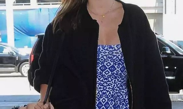 每日星范 ｜ Miranda Kerr 一双白球鞋，时髦实在太轻松！