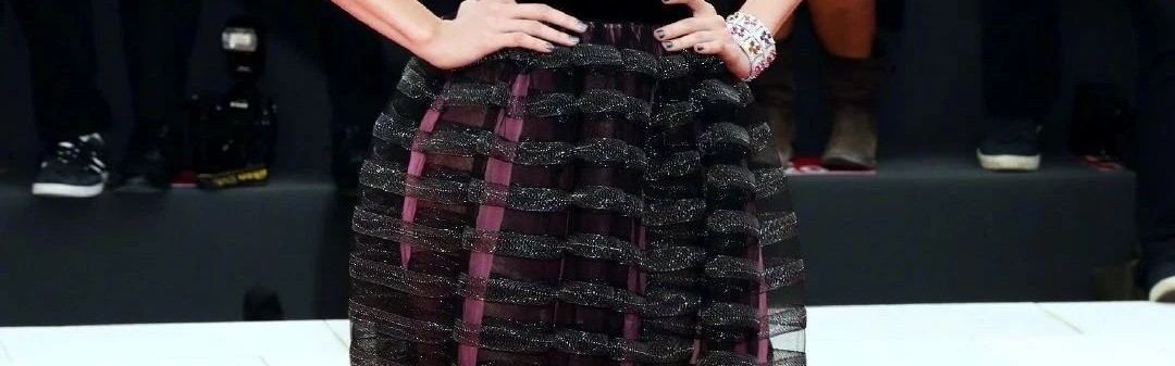 倪妮钟楚曦双双深V长裙走红毯，胸前无痘美肌我也想拥有！