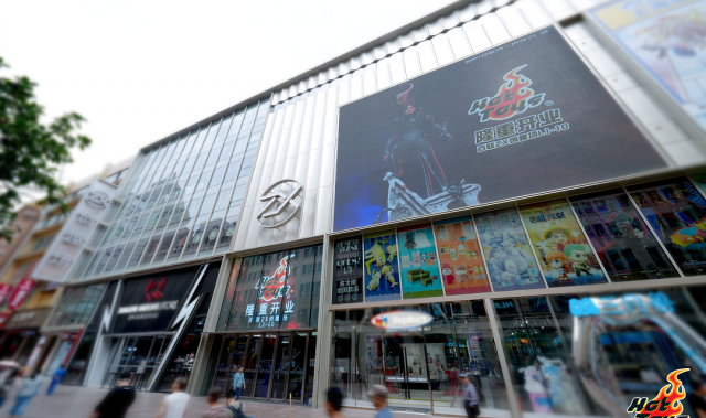 Hot Toys全新快闪店亮相百联ZX创趣场，打造魔都双节长假潮玩最前线