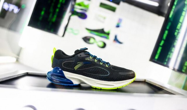 安踏跑步开启“创中国跑力”第一篇章，打造沉浸式科技风发布会