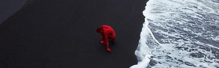 舞者用身体作画，与大自然融为一体