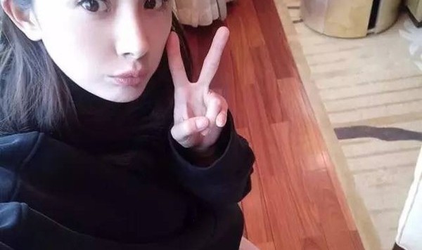 每日星范 ｜ 杨幂 发了ins上的第一张照，还穿了今秋最火天鹅绒鞋！