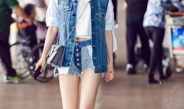 每日星范 ｜ 袁姗姗 反穿、喊话、一拉到底，今年牛仔短裤就要不一样！