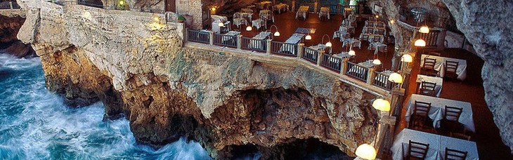 在最惊艳的美景中就餐，意大利建在海岸洞穴中的餐厅