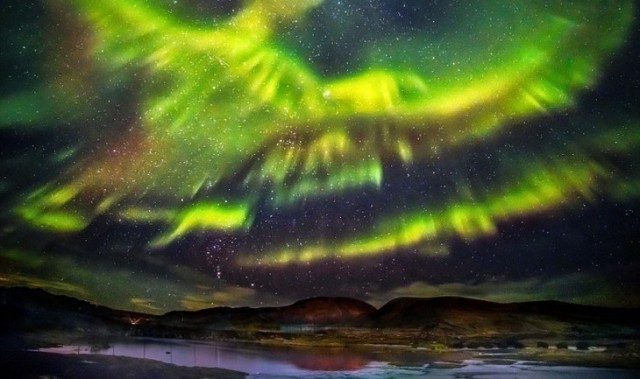 极地居然现凤凰！这可能是你见过的最美极光