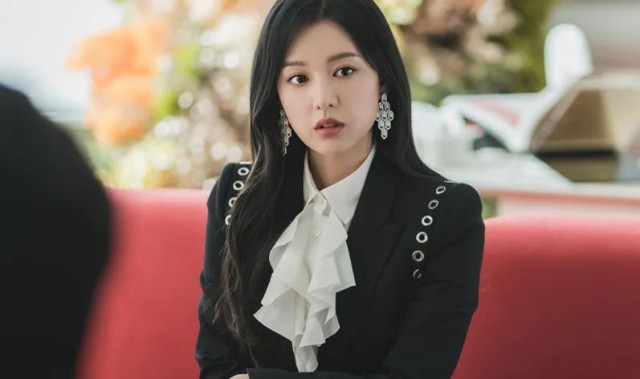 十年后的刘 Rachel，被西装外套“爆改”