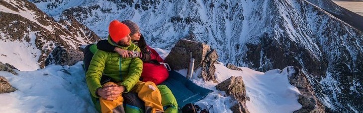 一对在雪山之巅约会的情侣，景色美得让人窒息