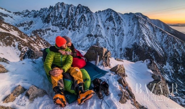 一对在雪山之巅约会的情侣，景色美得让人窒息