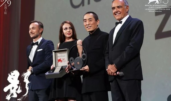 原来《影》中不止邓超一人分饰两角，张艺谋背后的影子们也各个身怀绝技！