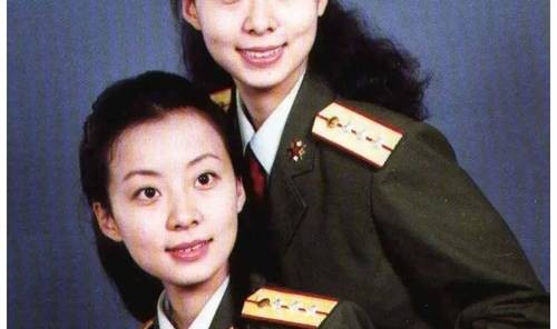 薇薇姐妹拍照怎么能脸那么小？女明星的小脸心机我Get了！