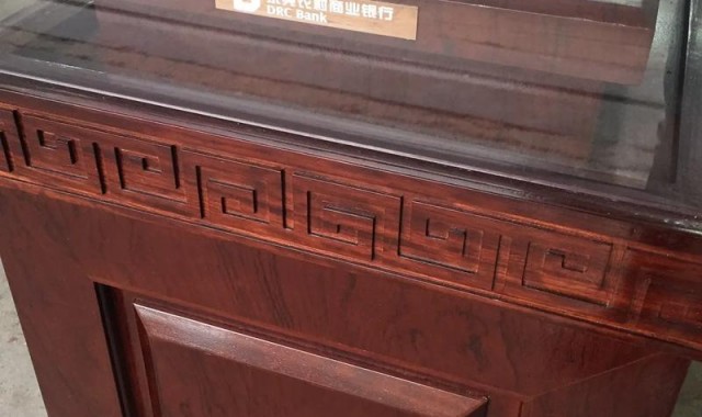 木制展柜图片,木制货架延长使用年限