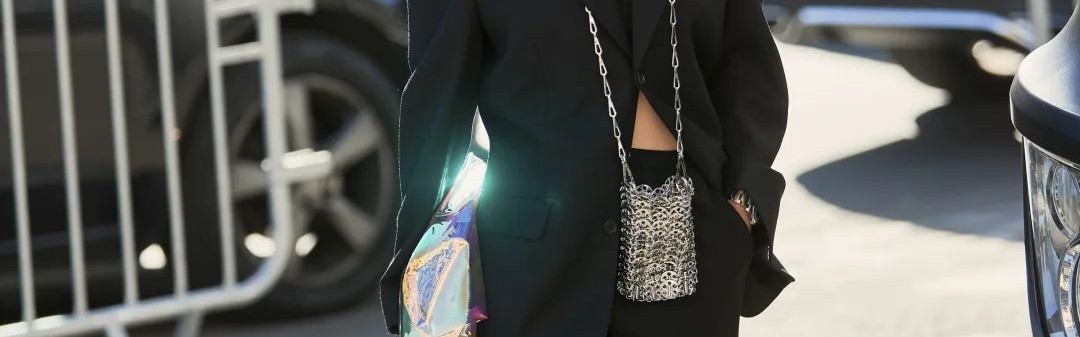 不想用手拎着包，你可以试试时髦精们的“挂包”大法啊！