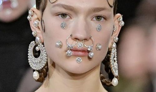 连化妆都漫不经心的法国女人，凭什么能当上彩妆总监？