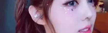 画上Bling Bling的亮片妆，一起做夏日里的小精灵吧～