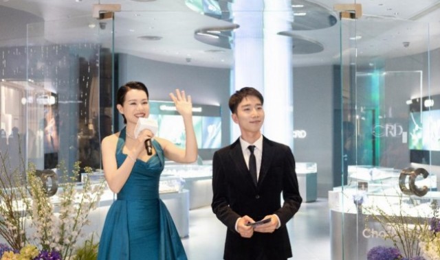 CRD克徕帝发光合伙人胡杏儿，闪耀亮相成都万象城至臻高级珠宝展