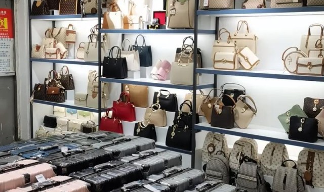 中国箱包名城,中国南阳市女装名城展示中心经营男装女鞋