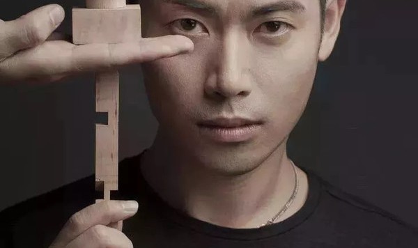 他自导自演了自己的死亡，让朋友来度过自己的余生