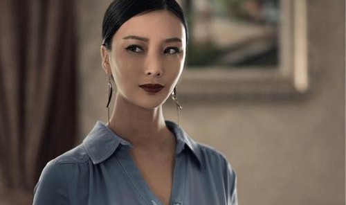 嫁入Givenchy之后，50岁的她重新出道