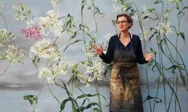 她把花草画满了整个屋子，装点的却是人生