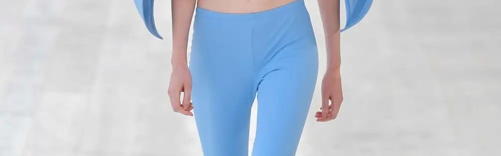 因流动而灵动，LOEWE的玫瑰鞋跟扎进了我心里