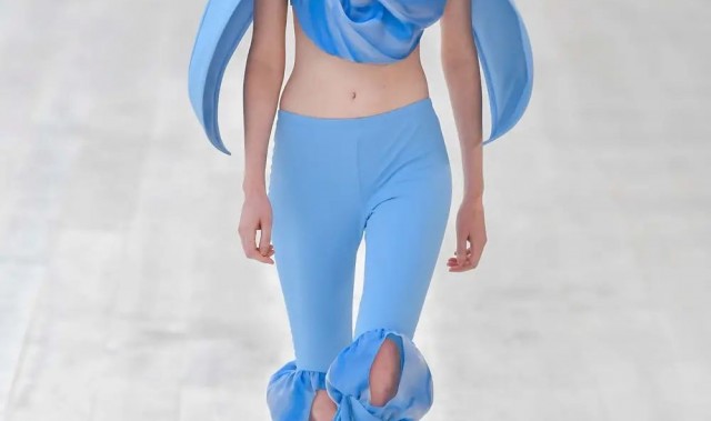 因流动而灵动，LOEWE的玫瑰鞋跟扎进了我心里