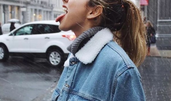 今年冬天最HOT的竟然不是大衣和羽绒服，而是倪妮这件羊羔毛牛仔外套？