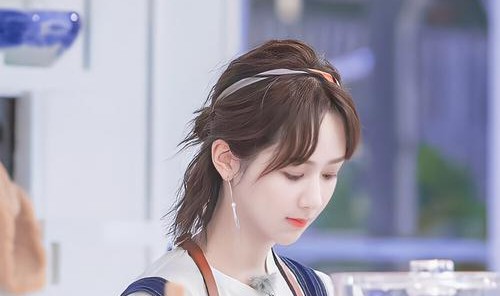 @杨紫，你参加的不是《中餐厅》，而是“锁骨发”造型比赛吧？