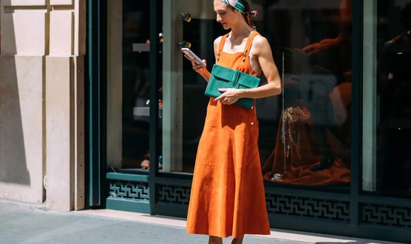 这个夏天最时髦的鞋子，当属上得厅堂入得厨房的平底拖！