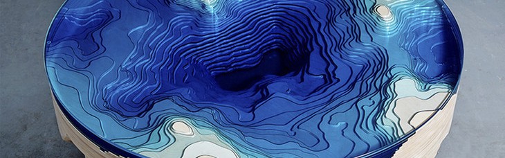 这是一张可以让你边俯瞰大海边吃饭的桌子～