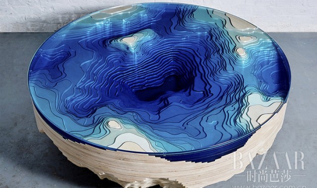 这是一张可以让你边俯瞰大海边吃饭的桌子～