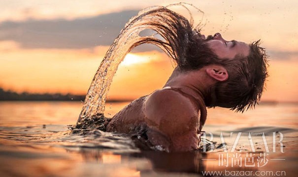 男生模仿女生的招牌动作，到底有多雷