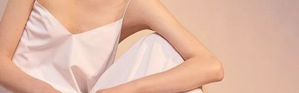 今年冬天国外时髦精都被一只“便当包”圈粉了，连贝嫂也没有坚持住！