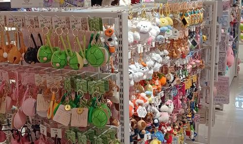 饰品店 精品店饰品,小饰品精品店什么是精品衣服和饰品？