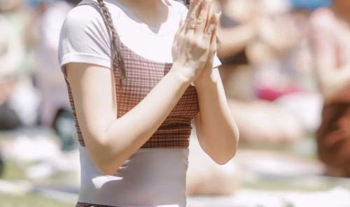 西装搭配紧身裤，这就是夏天的呼吸感吗？