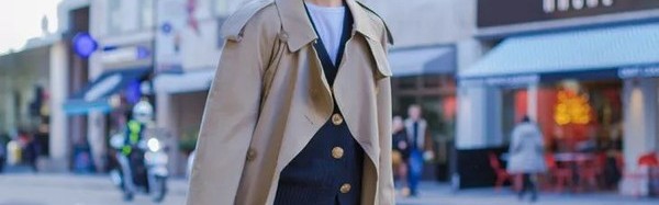 风衣出门频频撞衫，可是周冬雨却成功避开了！