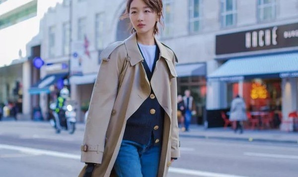 风衣出门频频撞衫，可是周冬雨却成功避开了！