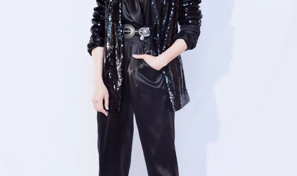 茜的西装被说不合身，张钧甯一身黑把天都“杀”亮了！