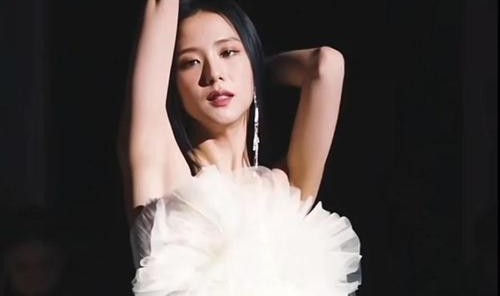 把Jisoo新歌《Flower》穿在身上是什么感觉？