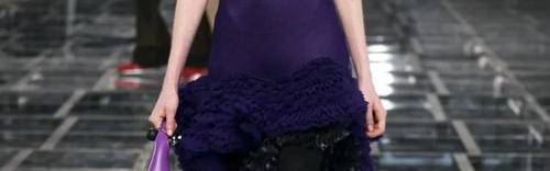 几个世纪后，Givenchy为“公爵夫人”穿上了丹宁裤