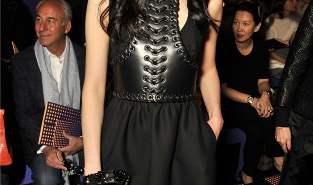 刘雯亮相Fendi秀场，气场不输欧美女星！