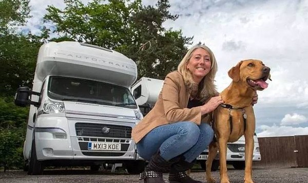 49岁姑娘在旅行找到真爱 还得到一座庄园