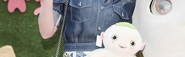 每日星范 ｜ 高圆圆 印花牛仔裙两种元素、一种时髦！