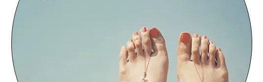 惊呆 ｜ 今年最流行的凉鞋原来是没鞋底的！