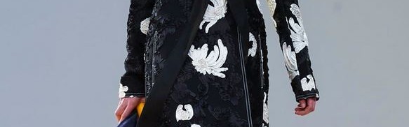 不爱黑白灰？学她们都靠一件图案外套来抢镜！