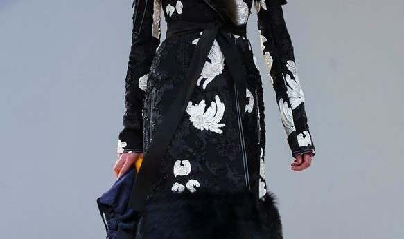 不爱黑白灰？学她们都靠一件图案外套来抢镜！