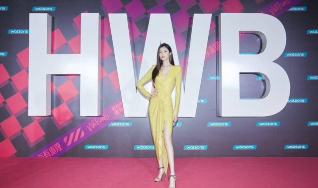 花木兰穿着小黄裙跑路了，何穗设计的小白裙长这样的啊？